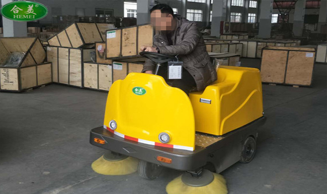爱姆卡(天津)工业五金厂使用合美小型驾驶式扫地