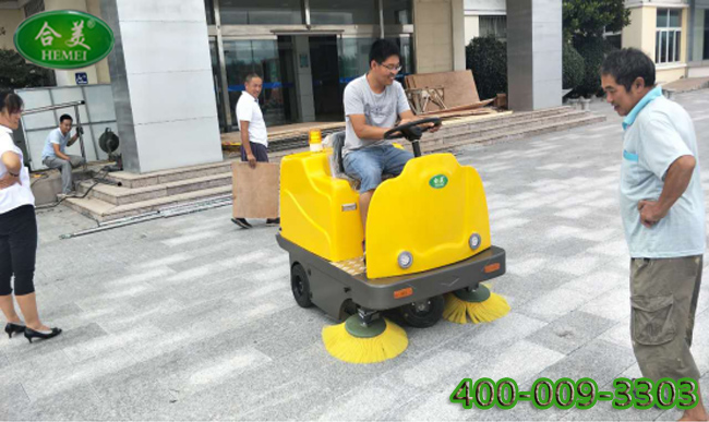 大型企业为什么都喜欢使用驾驶式扫地机？